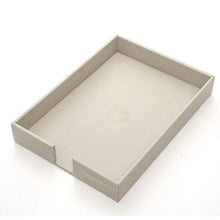 Carica l'immagine nel visualizzatore di Gallery, Vaschetta portadocumenti in pelle rigenerata "Off White Desk" A.G. Spalding & Bros