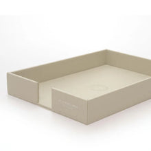 Carica l'immagine nel visualizzatore di Gallery, Vaschetta portadocumenti in pelle rigenerata "Off White Desk" A.G. Spalding & Bros