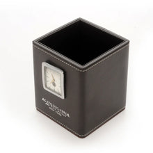 Carica l'immagine nel visualizzatore di Gallery, Bicchiere Portapenne in pelle rigenerata con orologio "Brown Desk" A.G. Spalding & Bros