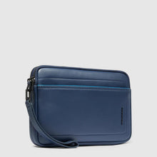Carica l'immagine nel visualizzatore di Gallery, Pochette uomo porta iPad®mini in pelle con tasca per Piquadro Smart Tracker Piquadro (disponibile in due colori)