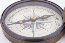 Carica l'immagine nel visualizzatore di Gallery, Bussola in ottone brunito con coperchio a vite "Titanic" Stanley London