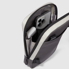 Carica l'immagine nel visualizzatore di Gallery, Borsello porta iPad®mini in tessuto e pelle "Brief 2 Special" Piquadro