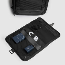 Carica l'immagine nel visualizzatore di Gallery, Zaino modulare da viaggio porta pc 15,6 in tessuto tecnico con beauty rimovibile "Hexagon" Piquadro (disponibile in due colori) (Copia)