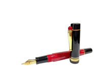 Carica l'immagine nel visualizzatore di Gallery, Penna stilografica con cornetto scaramantico "Wè Smorfia Gold" edizione numerata Delta