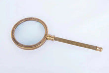 Carica l'immagine nel visualizzatore di Gallery, Lente di ingrandimento in ottone replica museale "Henry & Son"