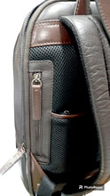 Carica l'immagine nel visualizzatore di Gallery, Zaino portacomputer 14" in pelle con astuccio rimovibile "Medium New York" A.G. Spalding & Bros