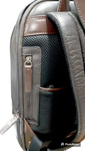 Carica l'immagine nel visualizzatore di Gallery, Zaino portacomputer 15.6" in pelle con astuccio rimovibile "Large New York" A.G. Spalding & Bros testa di moro