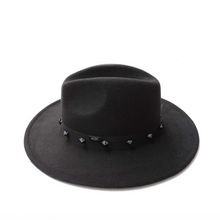Carica l'immagine nel visualizzatore di Gallery, Cappello a tesa larga con fascia con borchiette "Cult"