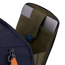 Carica l'immagine nel visualizzatore di Gallery, Trolley cabina portabile a zaino con portaipad 12,9" "Brief" Piquadro blu