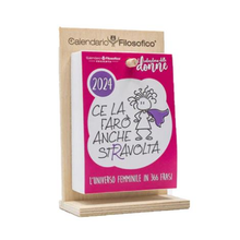 Carica l'immagine nel visualizzatore di Gallery, Calendario Filosofico delle Donne 2024 con base in legno (disponibile in due formati)