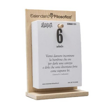 Carica l'immagine nel visualizzatore di Gallery, Calendario Filosofico delle Donne 2024 con base in legno (disponibile in due formati)