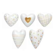 Carica l'immagine nel visualizzatore di Gallery, Cuoricini in ceramica con decoro oro