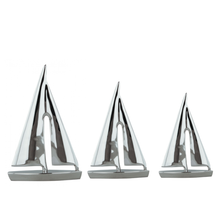 Carica l'immagine nel visualizzatore di Gallery, Scultura Barca a vela in alluminio lucidato