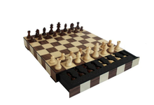Carica l'immagine nel visualizzatore di Gallery, Scacchiera con contenitore con scacchi in legno di acacia "Minimal"
