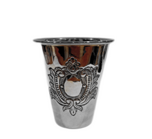 Carica l'immagine nel visualizzatore di Gallery, Bicchiere Sheffield stile inglese con stemma sbalzato