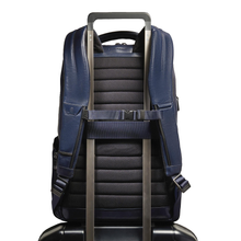 Carica l'immagine nel visualizzatore di Gallery, Zaino portacomputer 16,5" in pelle on cinghia pettorale, portaocchiali, protezioni antiurto Piquadro