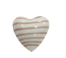 Carica l'immagine nel visualizzatore di Gallery, Cuoricini in vetro decorato (disponibili in diverse varianti)