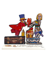 Carica l'immagine nel visualizzatore di Gallery, Scultura in resina colorata di Francesco Musante: "Chiudiamo i ricordi nelle valigie e partiamo per un un nuovo viaggio felice..."