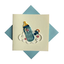 Carica l'immagine nel visualizzatore di Gallery, Cartoncino d'auguri con decoro filigrana Origamo": "Biberon" azzurro