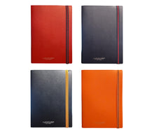 Carica l'immagine nel visualizzatore di Gallery, Agenda settimanale verticale refillabile 2023 con copertina in pelle saffiano 26x19 "New Regimental" A.G. Spalding & Bros