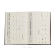 Carica l'immagine nel visualizzatore di Gallery, Agenda midi rigida settimanale orizzontale 2023 "Anemone - William Kilburn" Paperblanks