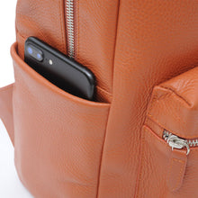 Carica l'immagine nel visualizzatore di Gallery, Zaino medio in pelle portacomputer 14" "Be-Next" A.G. Spalding & Bros arancio