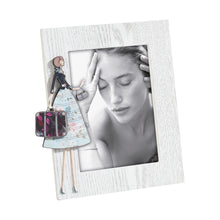 Carica l'immagine nel visualizzatore di Gallery, Portafoto in legno con decoro donna glamour con valigia