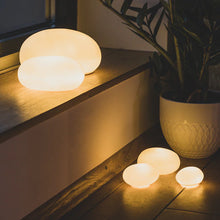 Carica l'immagine nel visualizzatore di Gallery, Set tre ciottoli luminosi "Räder Design"