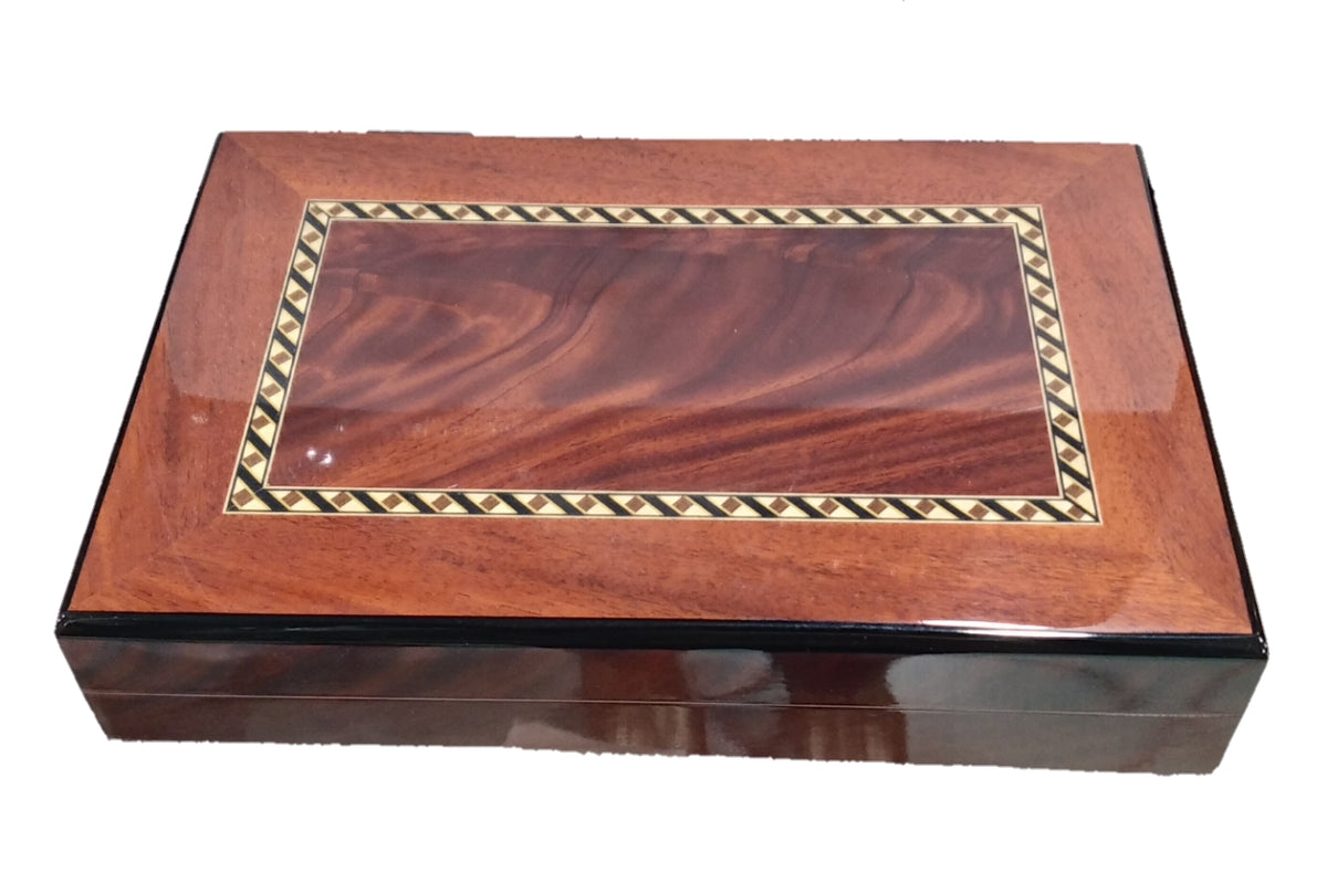 Kit da 115 fiches e tre mazzi di carte in scatola in legno di pallissandro con intarsio