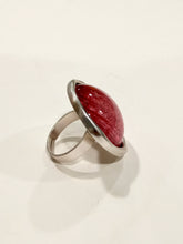 Carica l'immagine nel visualizzatore di Gallery, Anello con castone cabochon rosa