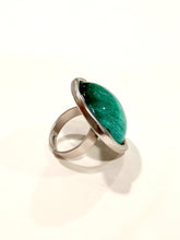 Carica l'immagine nel visualizzatore di Gallery, Anello con castone cabochon verde - SIGNUM Avellino