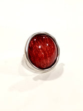 Carica l'immagine nel visualizzatore di Gallery, Anello con castone cabochon rosso