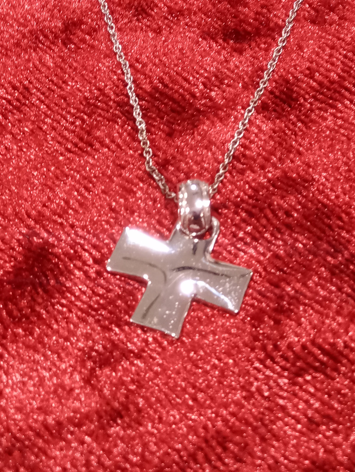 Collana in argento con ciondolo a croce