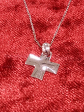 Carica l'immagine nel visualizzatore di Gallery, Collana in argento con ciondolo a croce