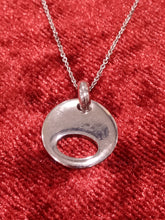 Carica l'immagine nel visualizzatore di Gallery, Collana in argento con ciondolo a cerchio