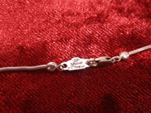 Carica l'immagine nel visualizzatore di Gallery, Collana in argento con ciondolo in madreperla