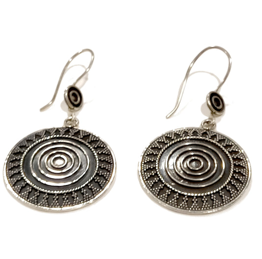 Orecchini in argento dischi decorati