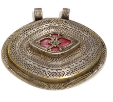 Carica l'immagine nel visualizzatore di Gallery, Pendente in argento a medaglione cesellato con corallo