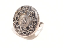 Carica l'immagine nel visualizzatore di Gallery, Anello in argento cesellato con gambo rialzato