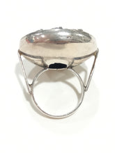 Carica l'immagine nel visualizzatore di Gallery, Anello in argento cesellato con gambo rialzato