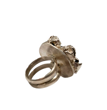 Carica l'immagine nel visualizzatore di Gallery, Anello in argento cesellato "Rose"