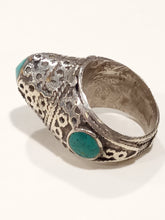 Carica l'immagine nel visualizzatore di Gallery, Anello in argento cesellato con inserti in turchese