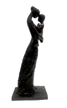 Carica l'immagine nel visualizzatore di Gallery, Scultura in resina "Maternità"