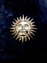 Carica l'immagine nel visualizzatore di Gallery, Spilla in argento Sole