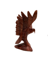 Carica l'immagine nel visualizzatore di Gallery, Scultura in legno intagliato "Aquila" - SIGNUM Avellino