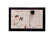 Carica l'immagine nel visualizzatore di Gallery, Calendario Perpetuo "O tiempo passa e va ma che to dico a fa"