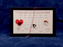 Carica l'immagine nel visualizzatore di Gallery, Calendario Perpetuo "O tiempo passa e va ma la passione resterà"