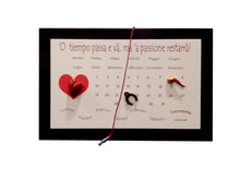 Carica l'immagine nel visualizzatore di Gallery, Calendario Perpetuo "O tiempo passa e va ma la passione resterà" Pupazzaria