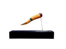 Carica l'immagine nel visualizzatore di Gallery, Corno in resina con supporto in legno