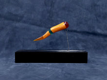 Carica l'immagine nel visualizzatore di Gallery, Corno in resina con supporto in legno